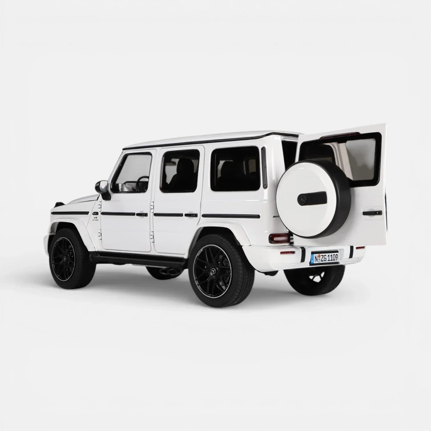 Premium scale diecast model car – Mercedes-AMG G 63 W465, 1:18 Scale (Polar White) Collectible