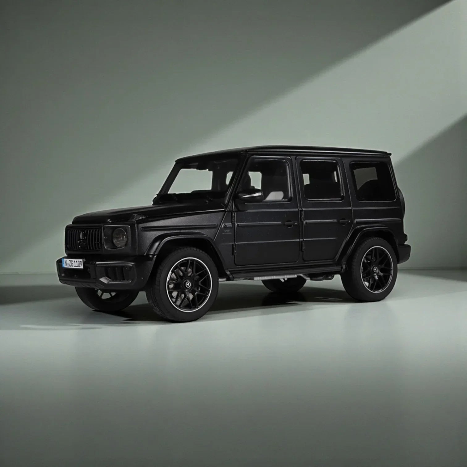 Premium scale diecast model car – Mercedes-AMG G 63 W465, 1:18 Scale (Nightblack Magno) Collectible