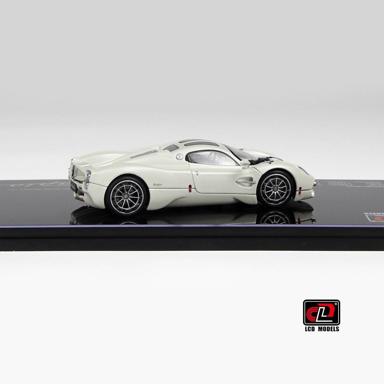 Premium scale diecast model car – Pagani Utopia, 1:43 Scale (White) Collectible