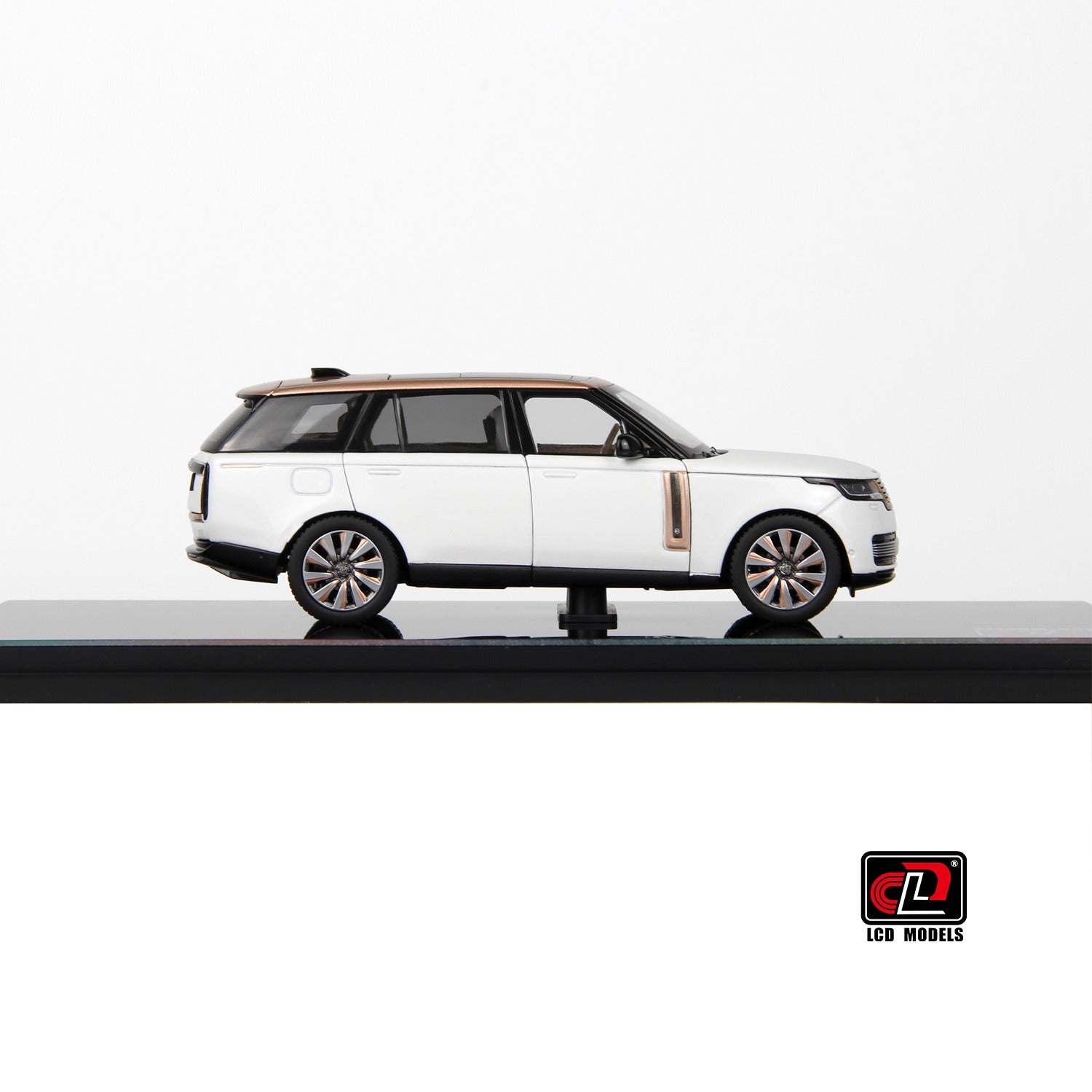 Premium scale diecast model car – Land Rover Range Rover SV SERENITY, 1:43 Scale (White) Collectible