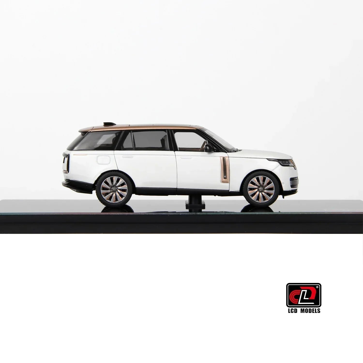Premium scale diecast model car – Land Rover Range Rover SV SERENITY, 1:43 Scale (White) Collectible