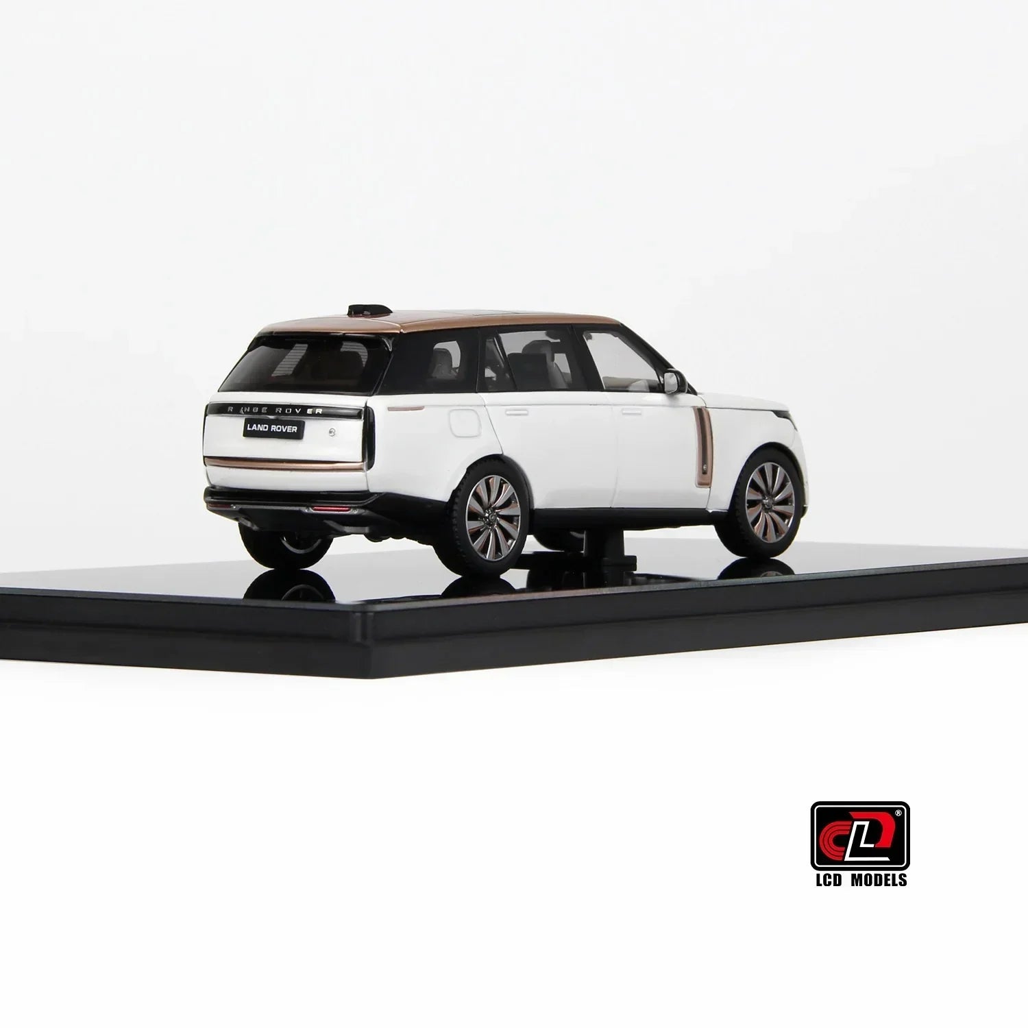 Premium scale diecast model car – Land Rover Range Rover SV SERENITY, 1:43 Scale (White) Collectible