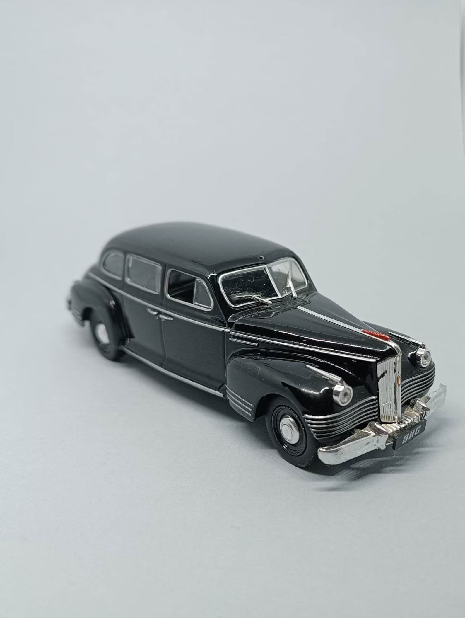 Premium scale diecast model car – ZIS-110 Ultra Luxury Limousine, 1:64 Scale (Black) Collectible