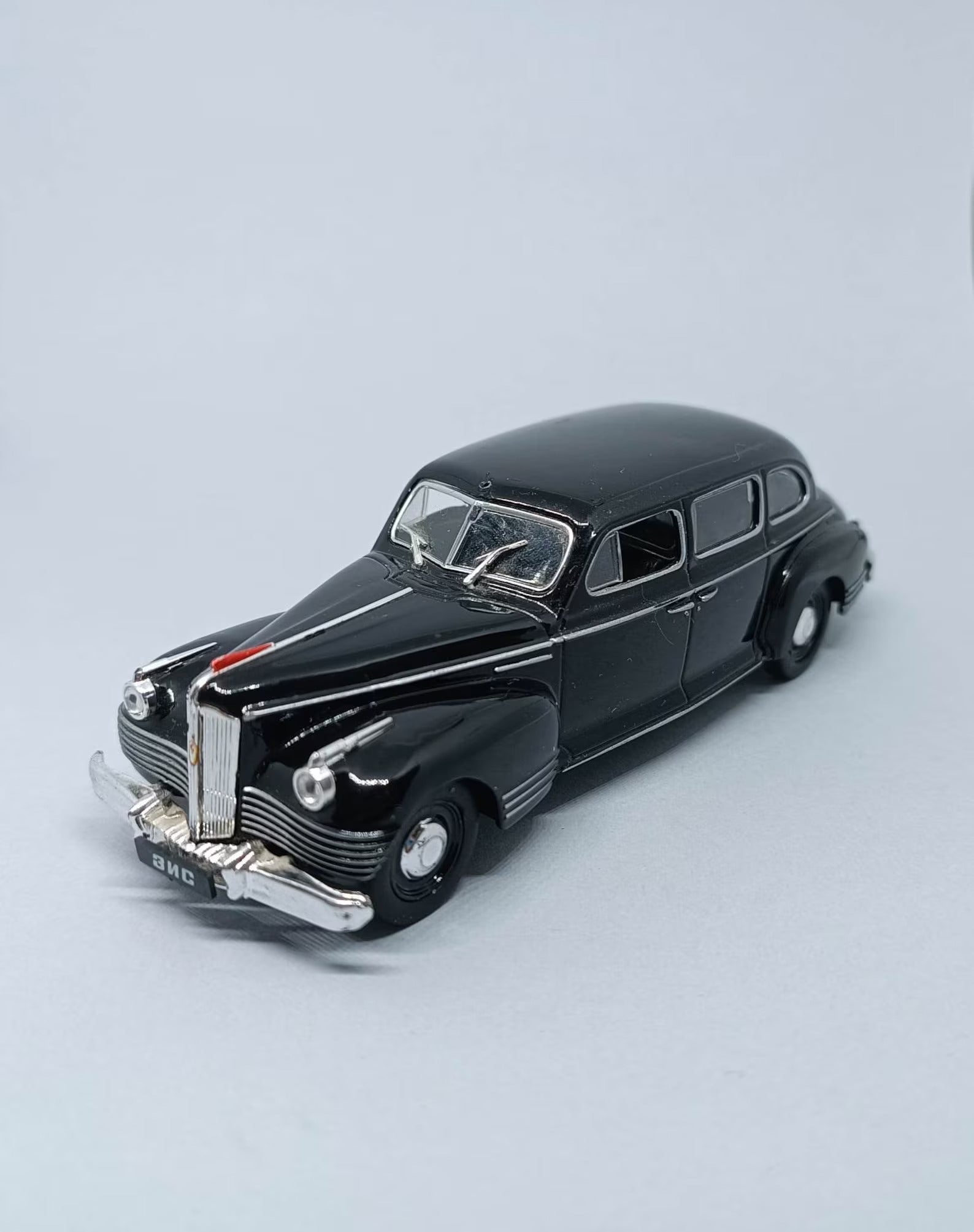 Premium scale diecast model car – ZIS-110 Ultra Luxury Limousine, 1:64 Scale (Black) Collectible