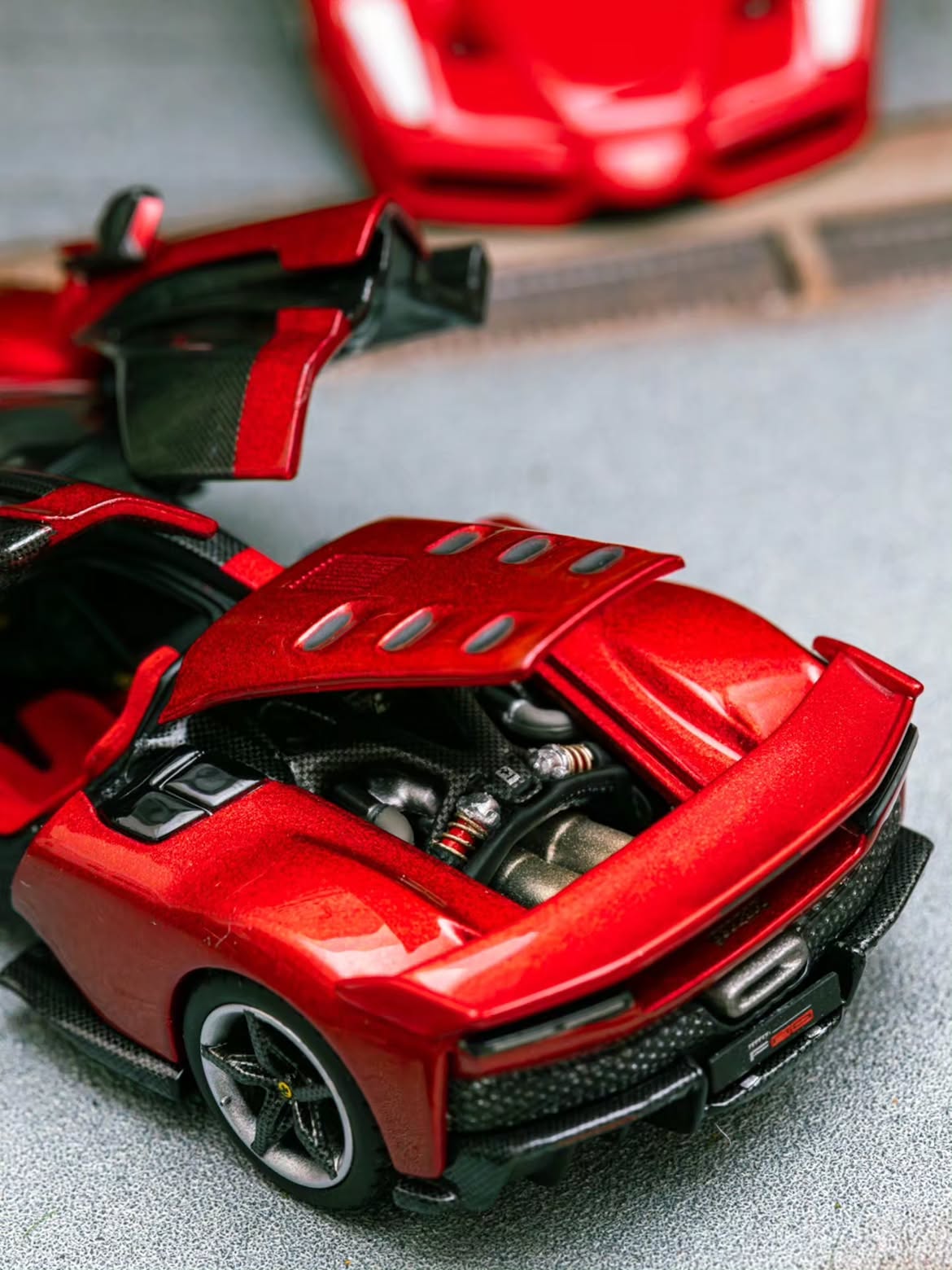 Ferrari F80 Rosso Supercar, 1:64 Scale