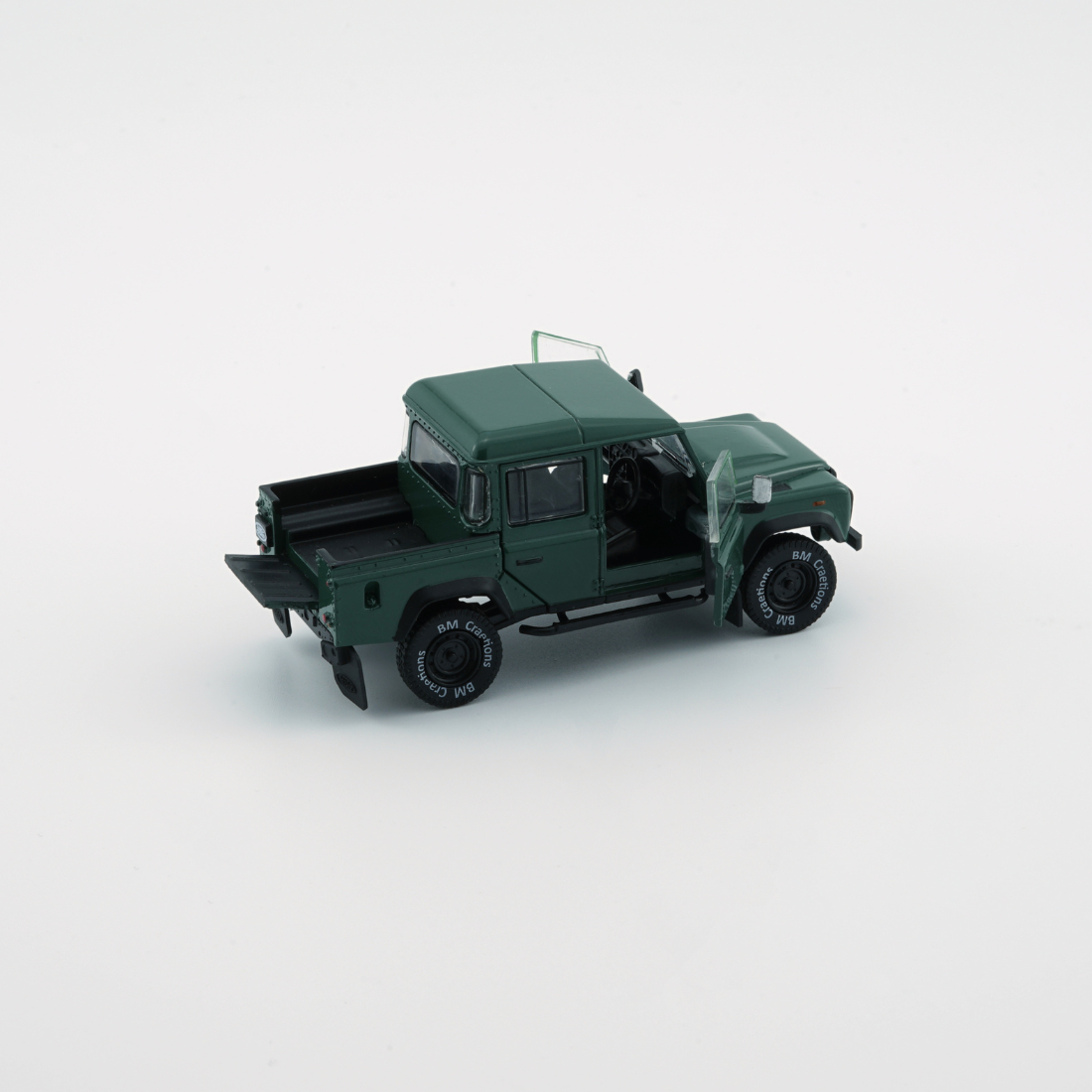 Land Rover 2016 Defender 110 Pick Up, 1:64 Scale (Green)