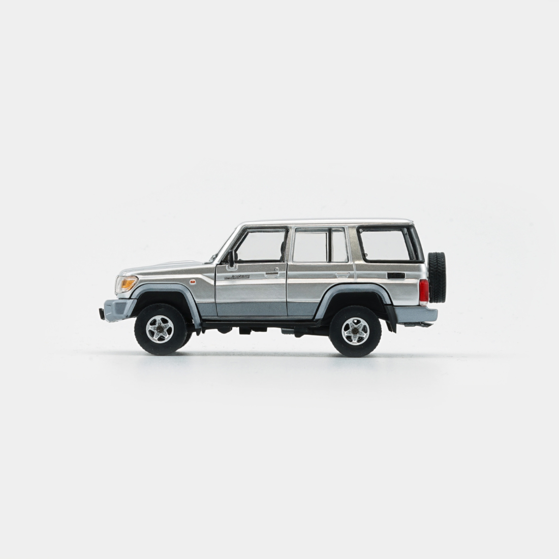 Toyota Land Cruiser LC76, 1:64 Scale (Silver)