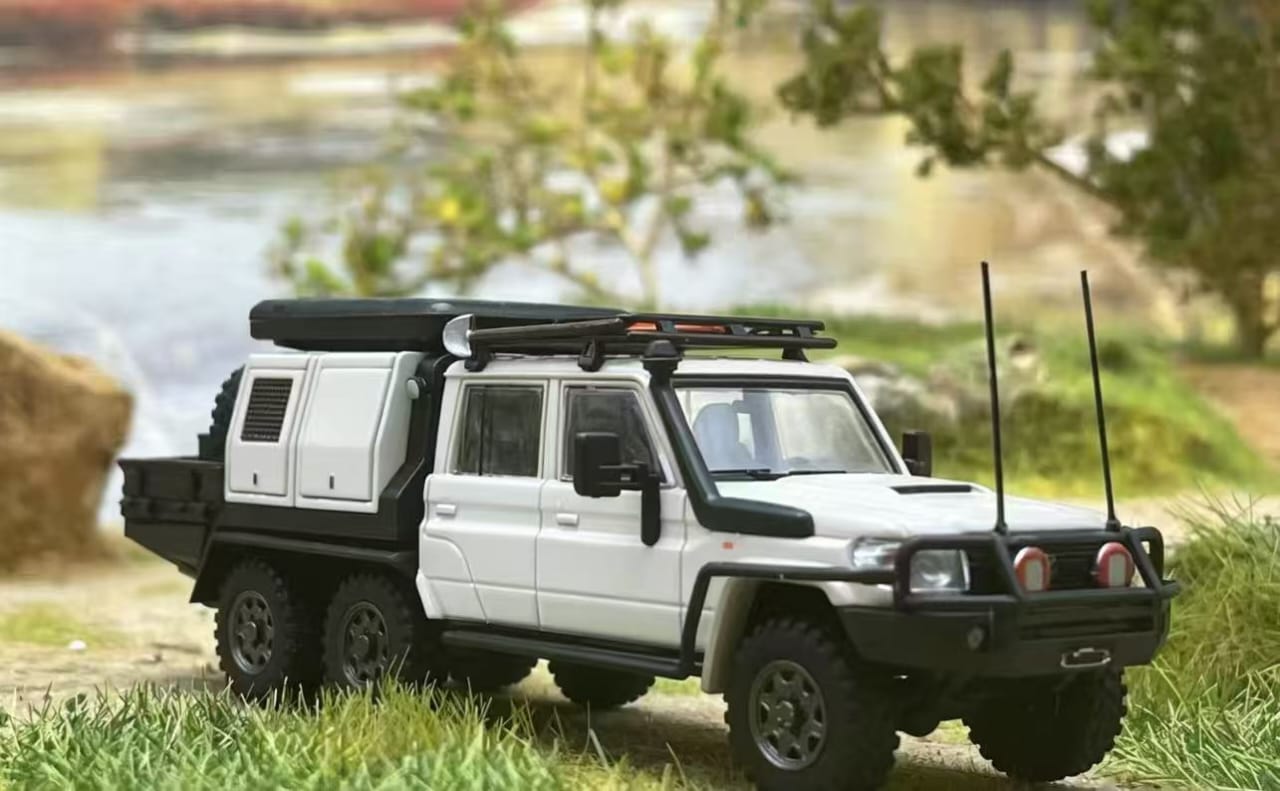 *PRE-ORDER* Land Cruiser LC79Double Cabin, 6x6 Off-Load Light Pickup, 1:64 Scale (White)