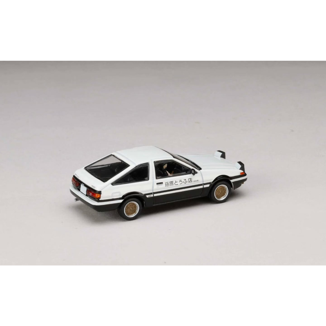 *APAXPO 2026* Toyota Sprinter Trueno AE86, Initial D, Takumi Fujiwara and Natsuki Mogi, Diorama Set with Figures -Summer (Fujiwara Togu Shop Livery), 1:64 Scale