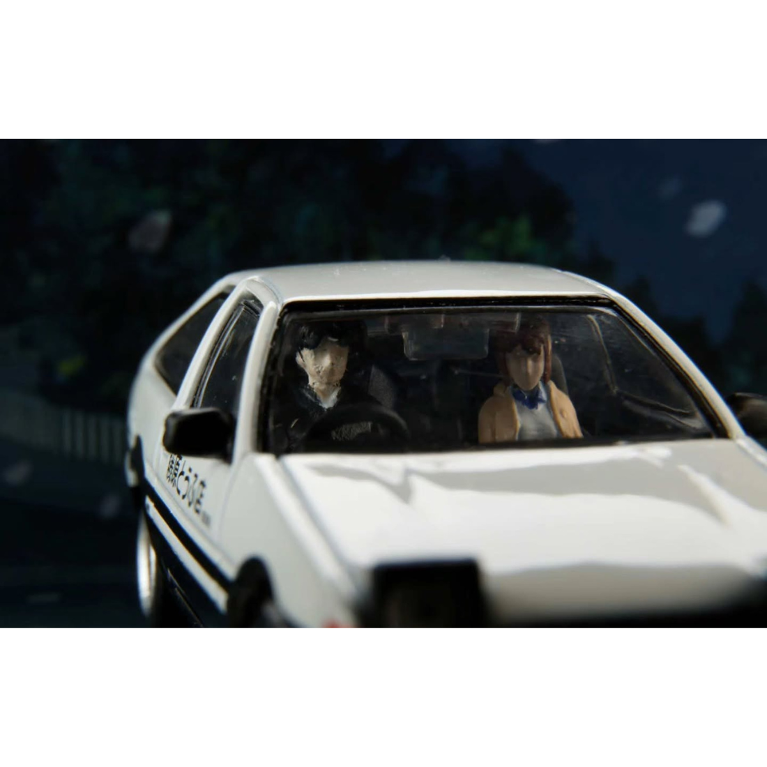 *APAXPO 2026* Toyota Sprinter Trueno AE86, Initial D, Takumi Fujiwara and Natsuki Mogi, Diorama Set with Figures -Summer (Fujiwara Togu Shop Livery), 1:64 Scale