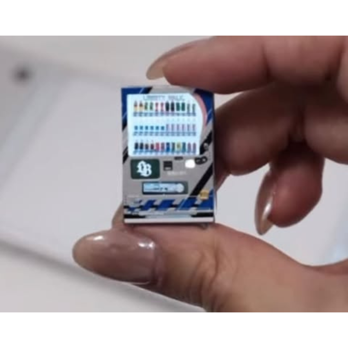 *APAXPO 2026* Vending Machine LB R35 Magnetic Switch lightning (Limited to 1500units), 1:64 Scale (Silver/Blue)