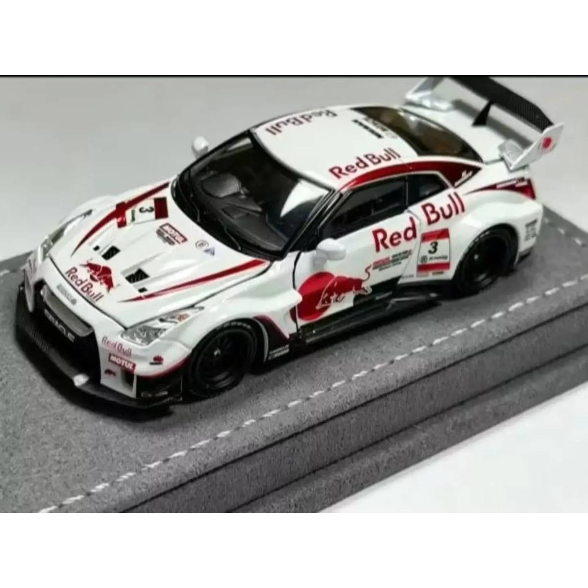 *APAXPO 2026* Nissan GT-R R35 RR White Electroplated Red Bull livery (Limited to 499units), 1:64 Scale