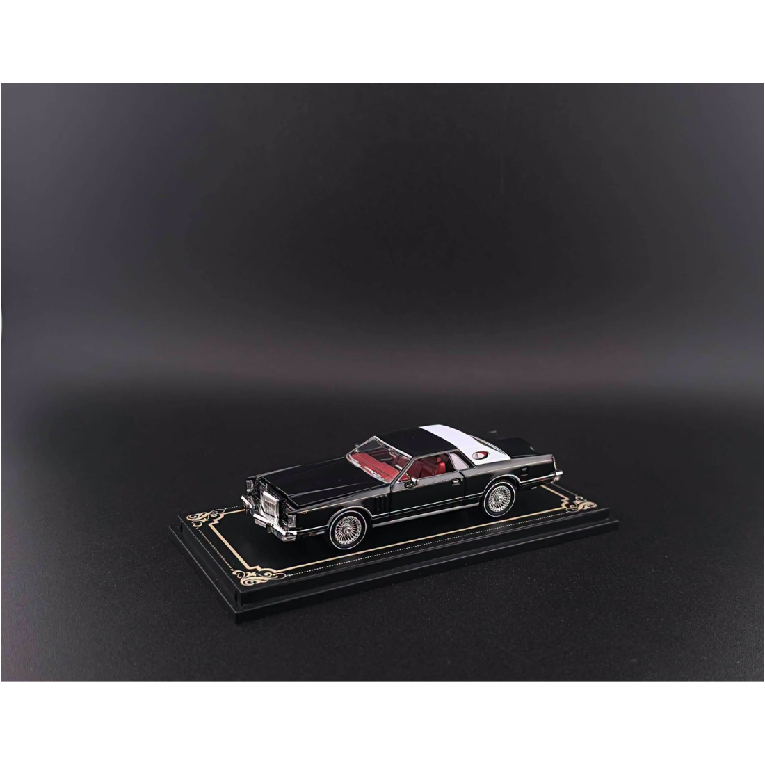 *PRE-ORDER* Lincoln Continental 1979 Open-Engin Hood, Visible Engine Black Color (Limited to 999pcs), 1:64 Scale