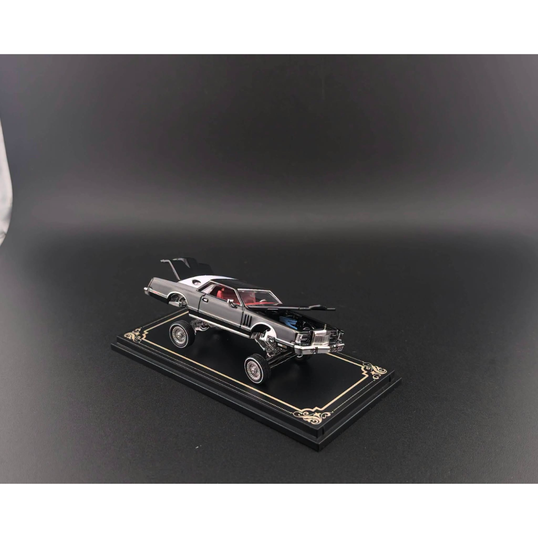 *PRE-ORDER* Lincoln Continental 1979 Open-Engin Hood, Visible Engine Black Color (Limited to 999pcs), 1:64 Scale