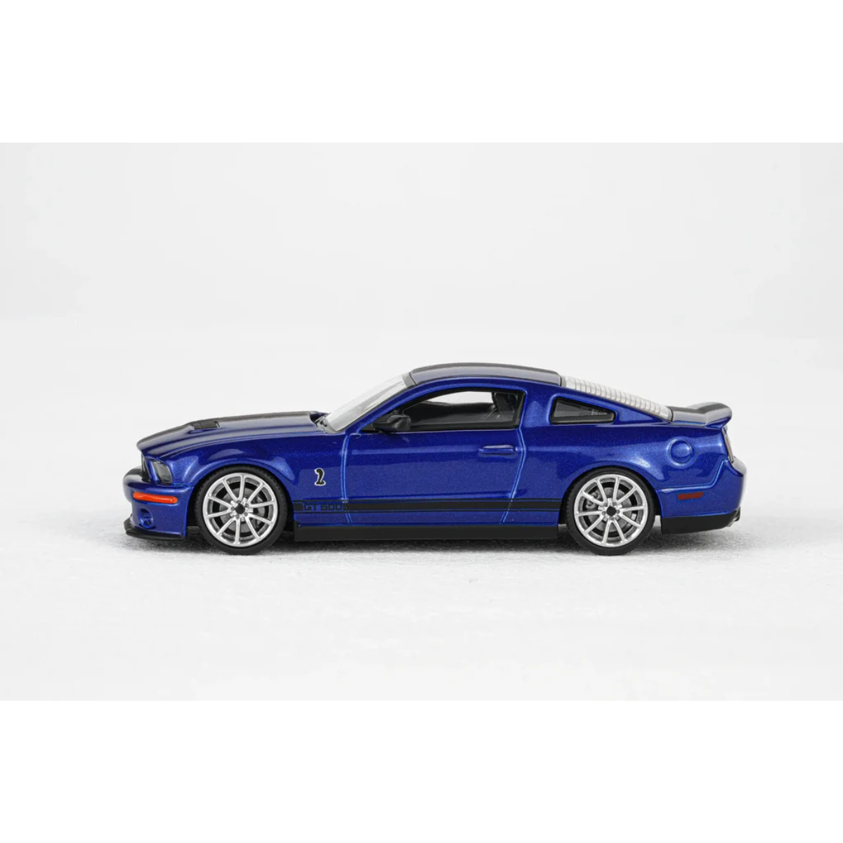 Ford Mustang Shelby GT500 2007 Metallic Blue w/ Single Matt Black Stripe, 1:64 Scale
