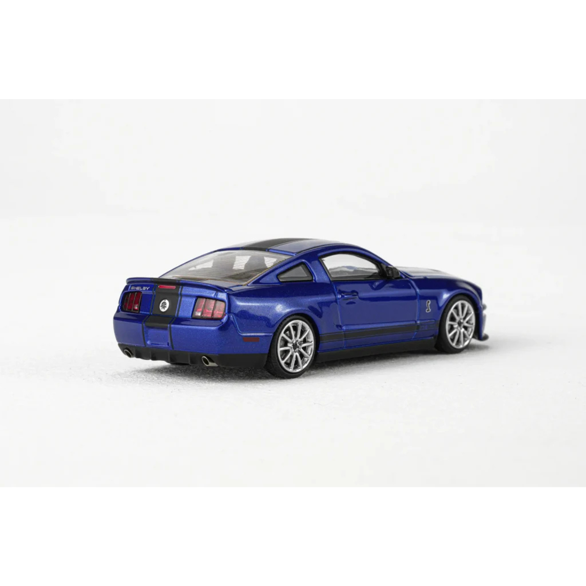 Ford Mustang Shelby GT500 2007 Metallic Blue w/ Single Matt Black Stripe, 1:64 Scale