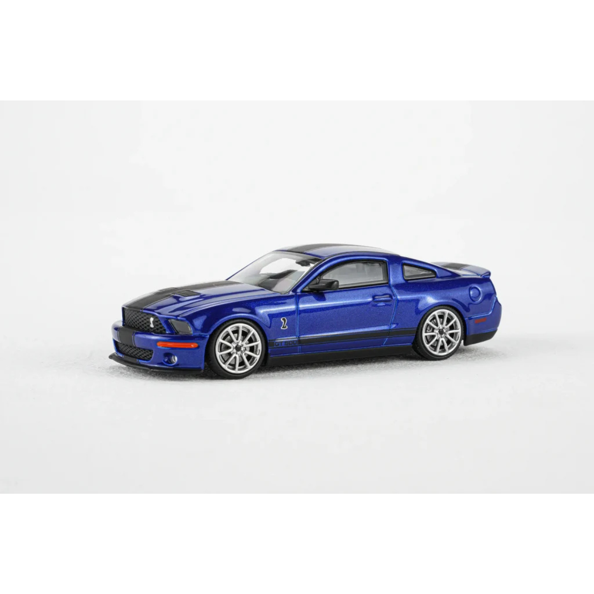 Ford Mustang Shelby GT500 2007 Metallic Blue w/ Single Matt Black Stripe, 1:64 Scale