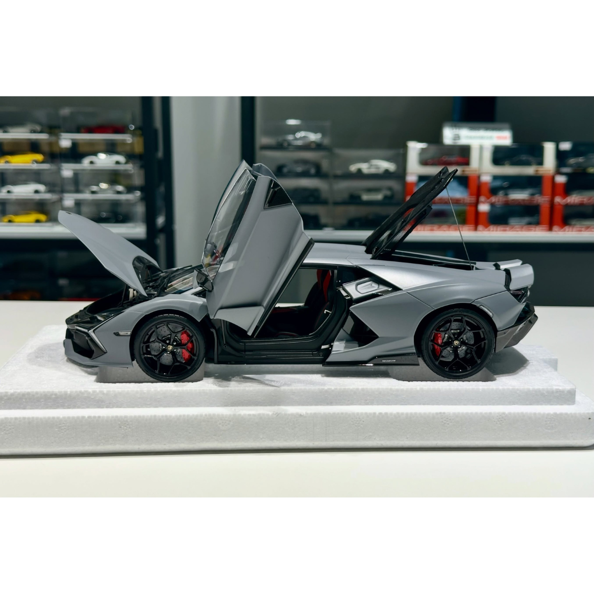 Lamborghini Revuelto, 1:18 Scale (Matte Grey)