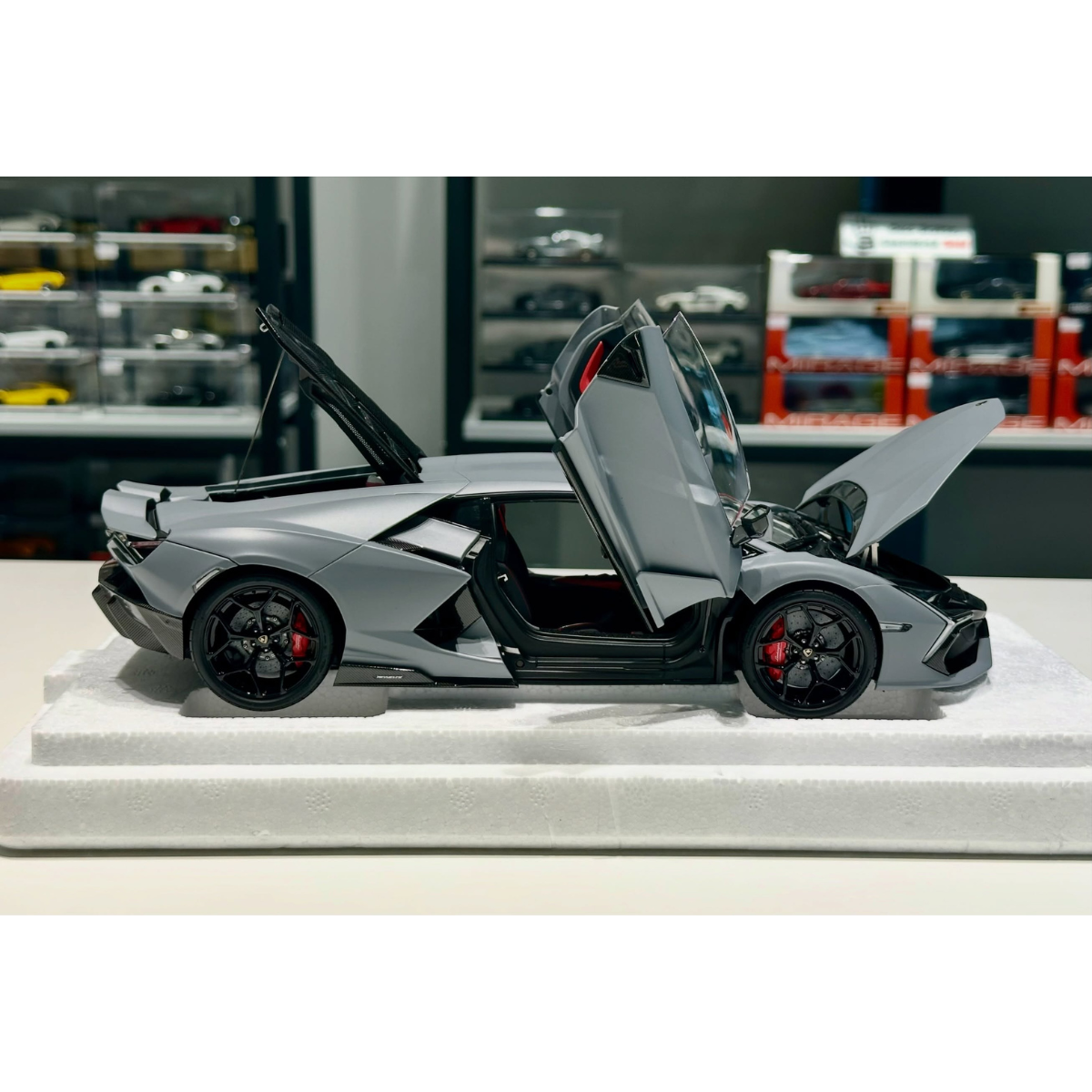 Lamborghini Revuelto, 1:18 Scale (Matte Grey)