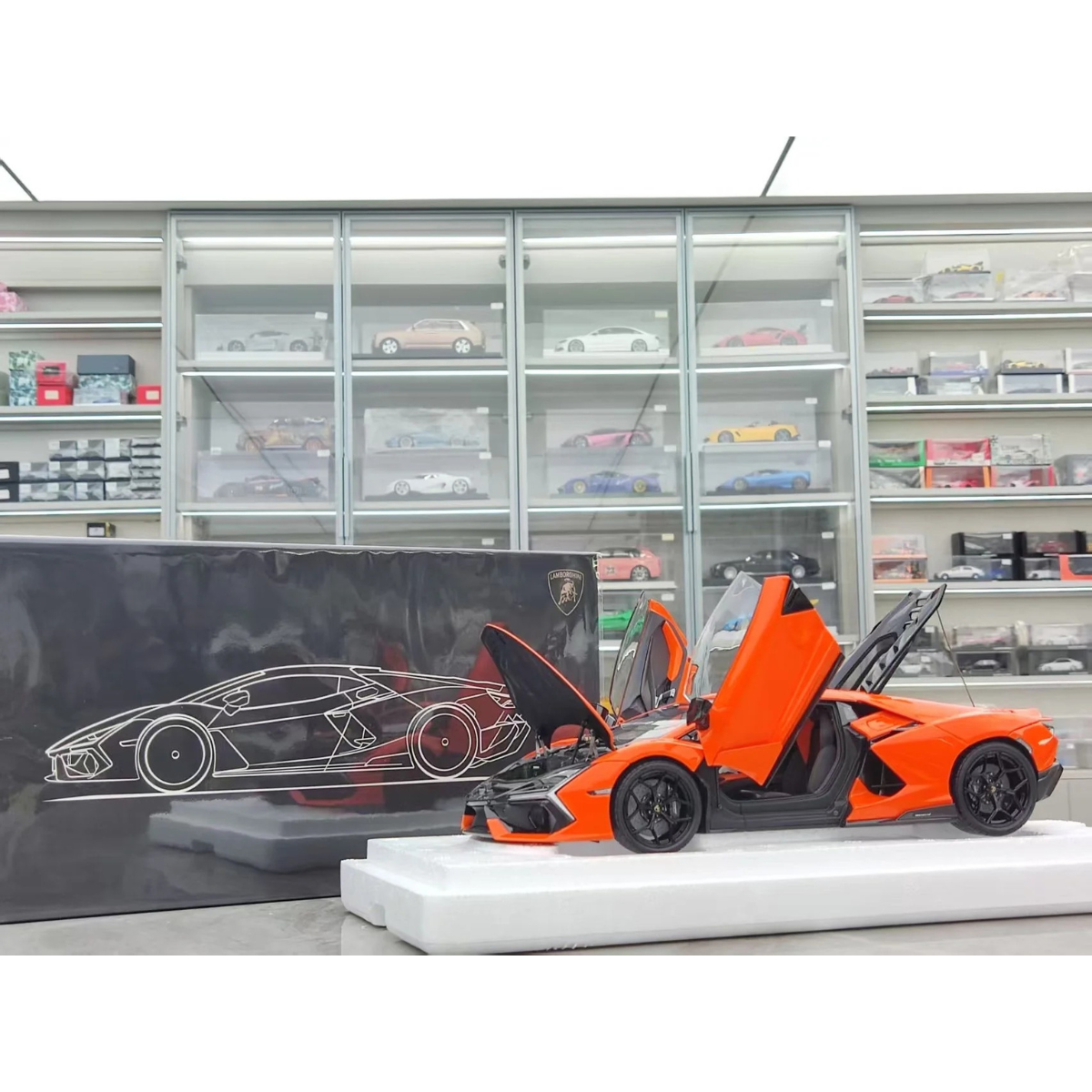 Lamborghini Revuelto, 1:18 Scale (Orange)