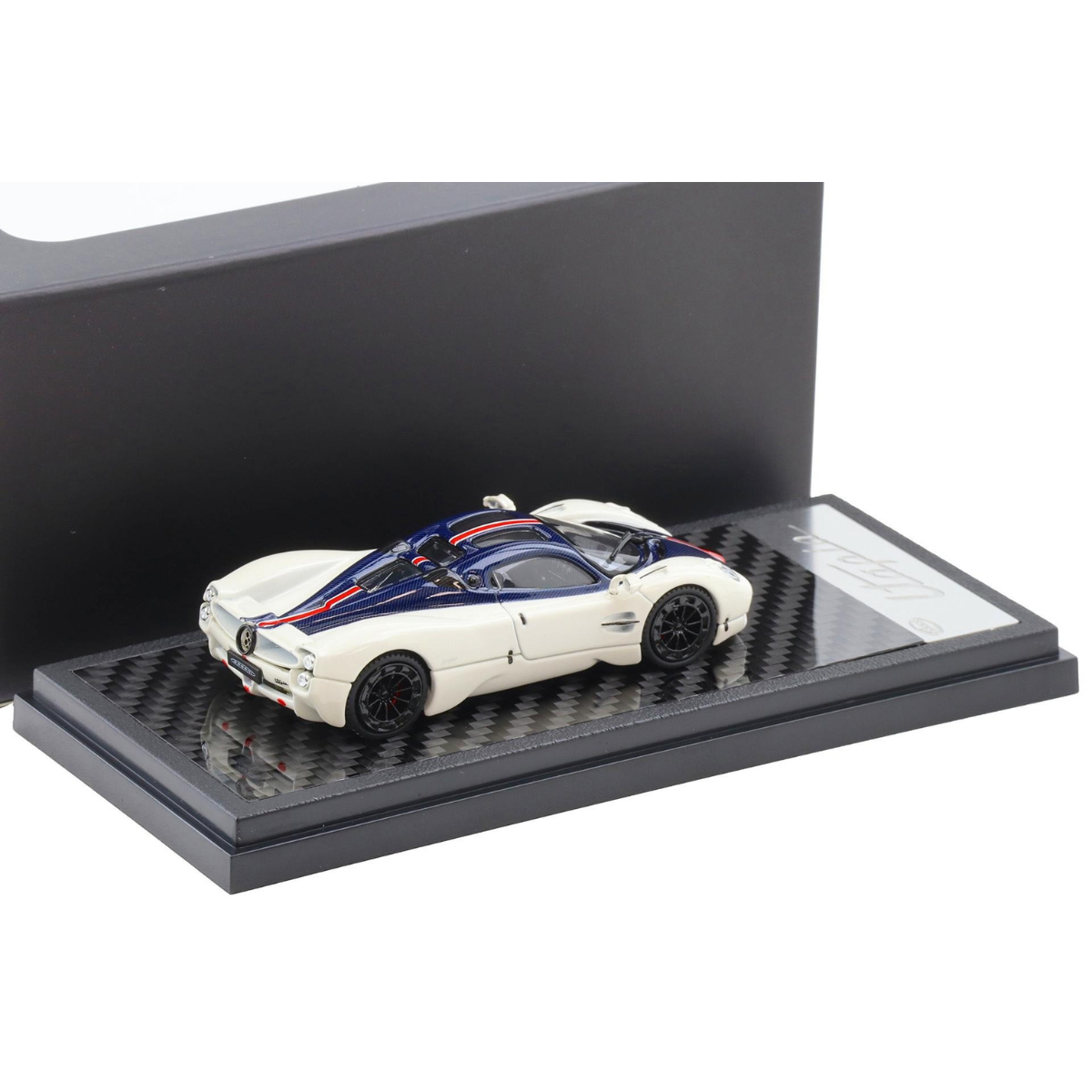 Pagani Utopia, 1:64 Scale (White with blue carbon)