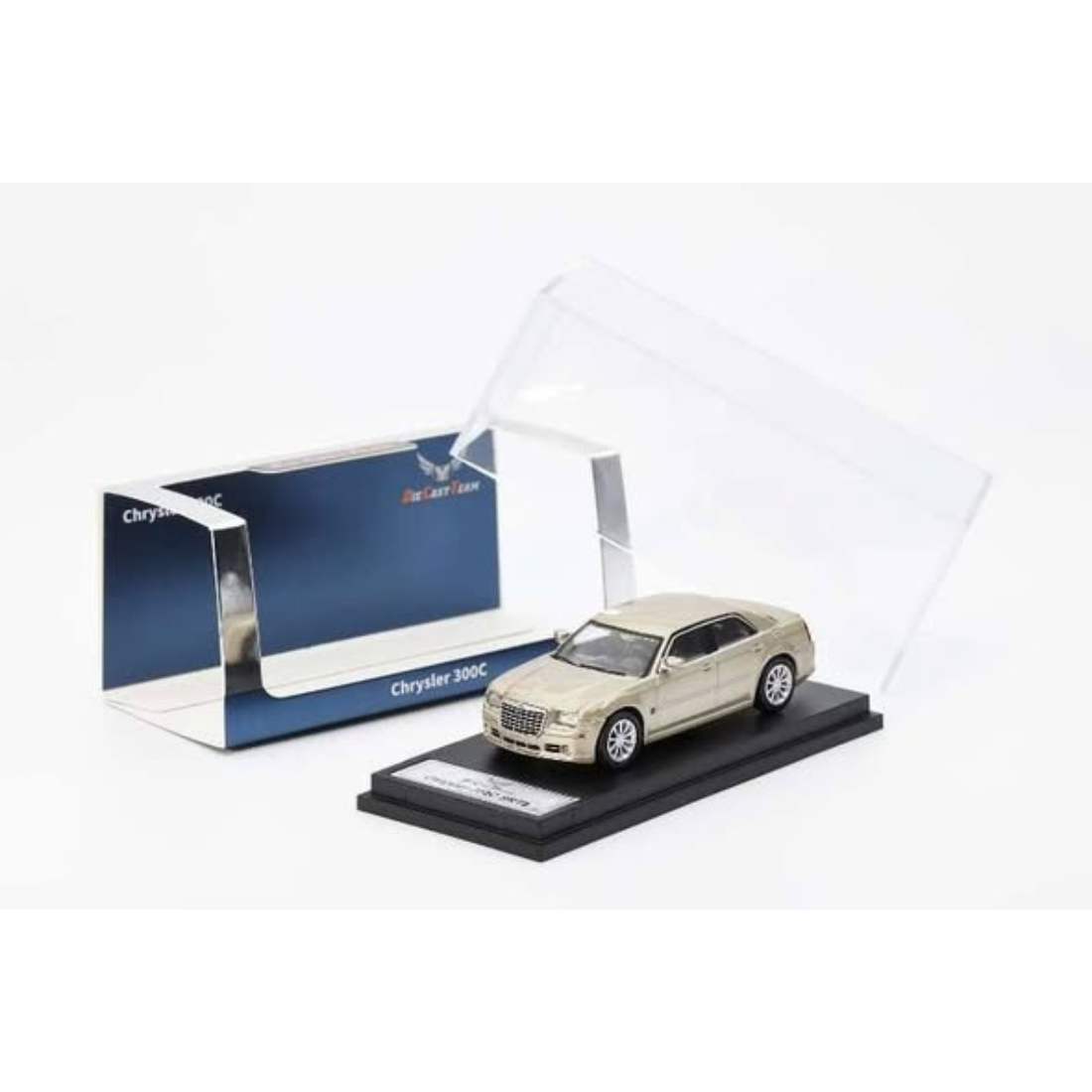 *PRE-ORDER* Chrysler 300C SRT8 2005, 1:64 Scale (Golden)