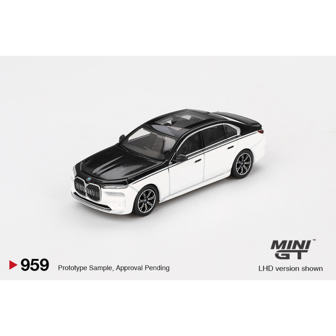 BMW i7 xDrive60 Alpine White / Black Sapphire, 1:64 Scale