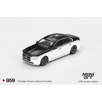 BMW i7 xDrive60 Alpine White / Black Sapphire, 1:64 Scale
