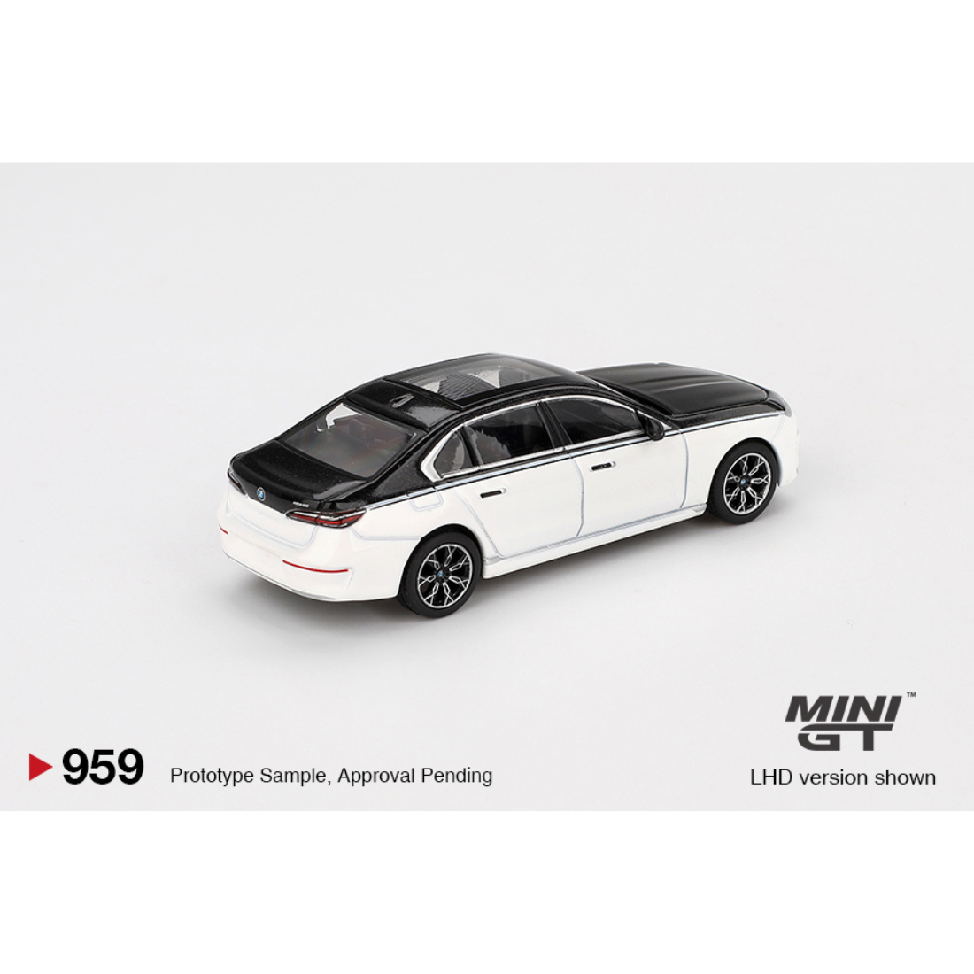 BMW i7 xDrive60 Alpine White / Black Sapphire, 1:64 Scale