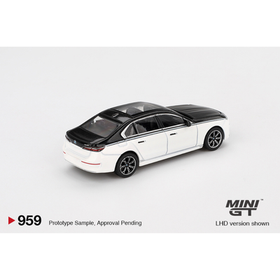 BMW i7 xDrive60 Alpine White / Black Sapphire, 1:64 Scale