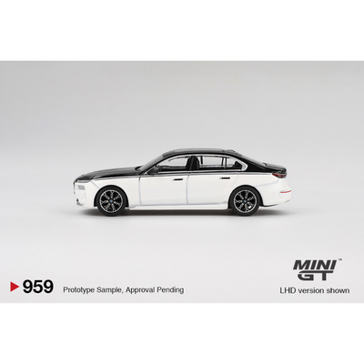 BMW i7 xDrive60 Alpine White / Black Sapphire, 1:64 Scale