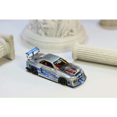 *PRE-ORDER* Nissan Skyline R34，ER34 Super Silhouette (Open-Hood, Visible Engine) Raw Silver-Blue, 1:64 Scale