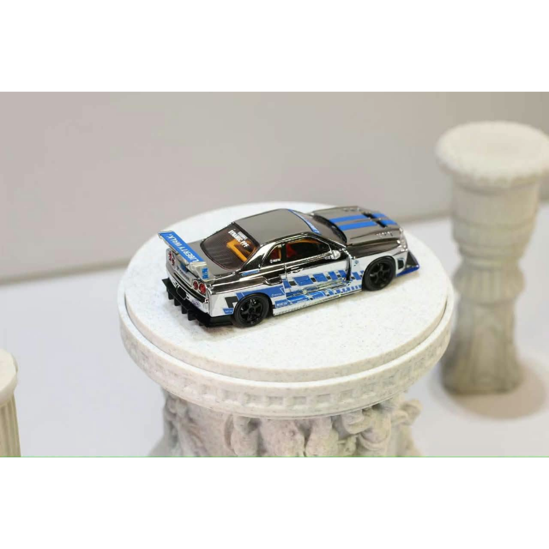 *PRE-ORDER* Nissan Skyline R34，ER34 Super Silhouette (Open-Hood, Visible Engine) Chrome Silver-Blue, 1:64 Scale