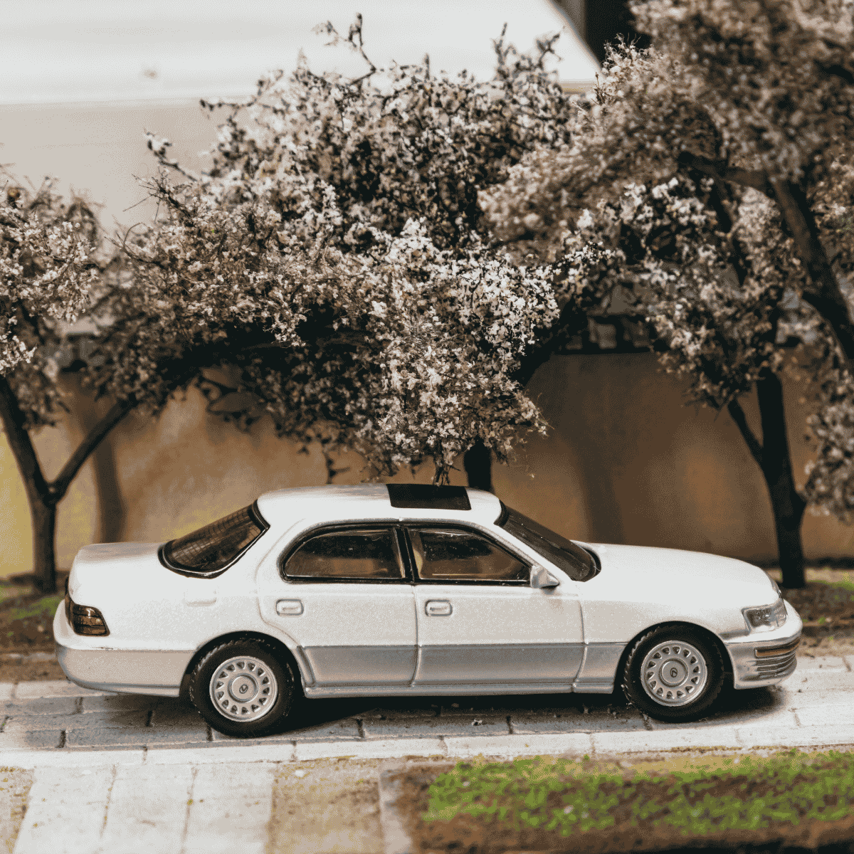 *PRE-ORDER* Lexus LS400 (UCF10) Chance of Chase Car, 1:64 Scale (Pearl White)