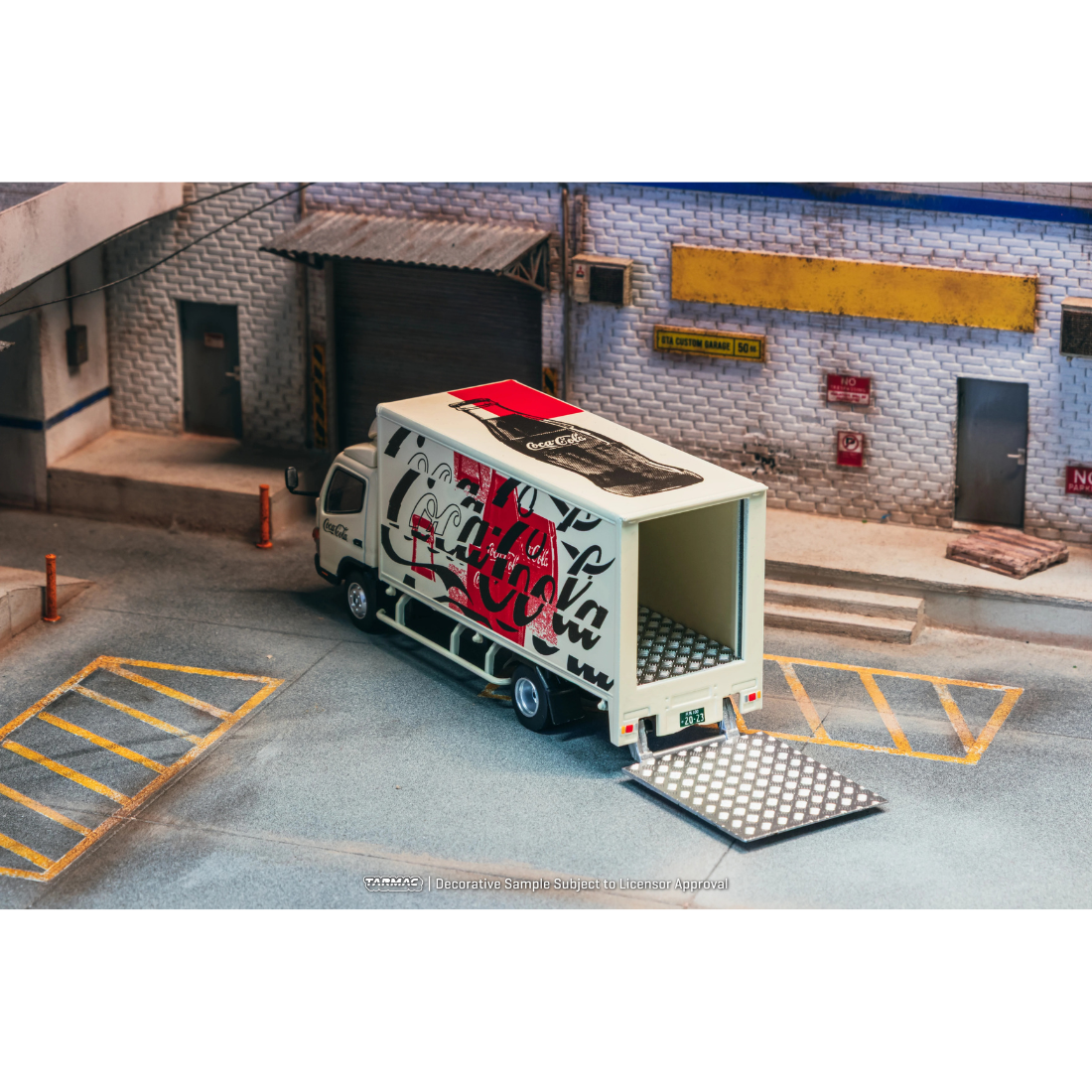 *PRE-ORDER* Mitsubishi Fuso Canter Truck COCA- COLA, 1:64 Scale