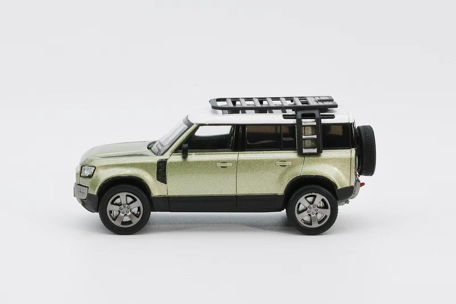 *PRE-ORDER* 2021 Land Rover Defender 110, 1:64 Scale (Green)