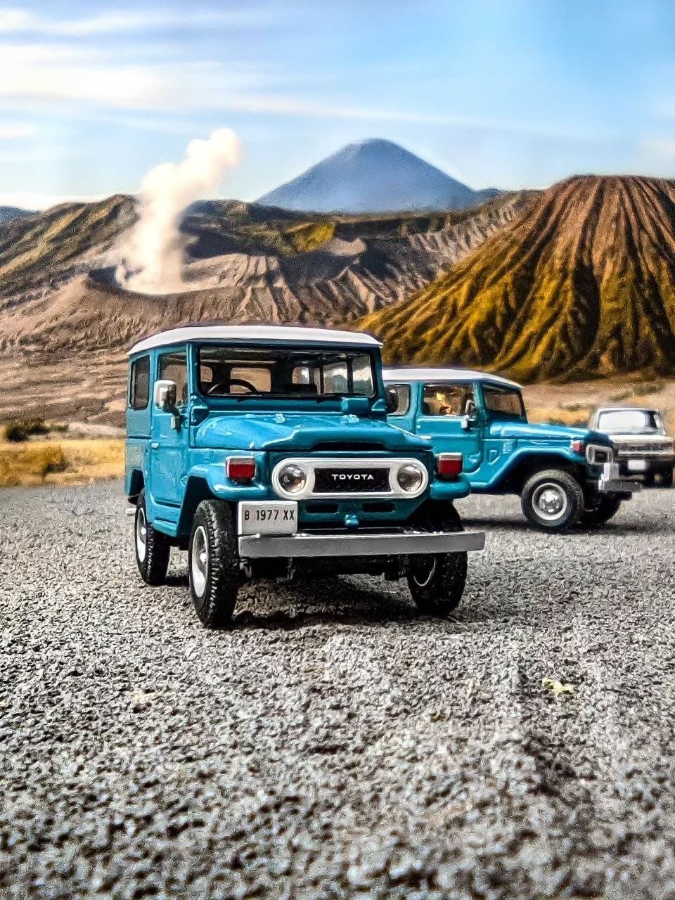 *IDE 2026* Toyota Land Cruiser 40 (FJ40) Blue with White Roof (Limited to 5000pcs), 1:64 Scale