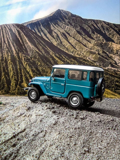 *IDE 2026* Toyota Land Cruiser 40 (FJ40) Blue with White Roof (Limited to 5000pcs), 1:64 Scale
