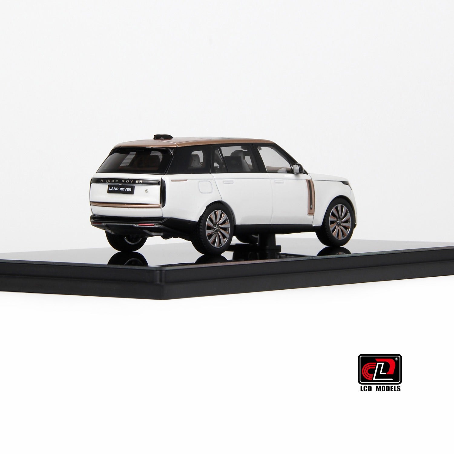 Premium scale diecast model car  – Land Rover Range Rover SV SERENITY, 1:43 Scale (White) Collectible